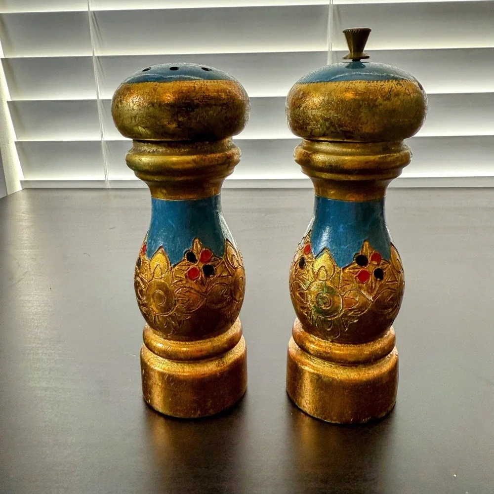 Vintage 2 Resin/Plastic ITALY Salt & Pepper Shakers Ornate Detail Blue‎ Gold